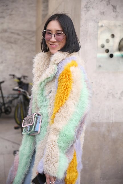 Eva Chen löst mit diesem Look (in Grün) den neuen Farb-Trend für den  Frühling aus